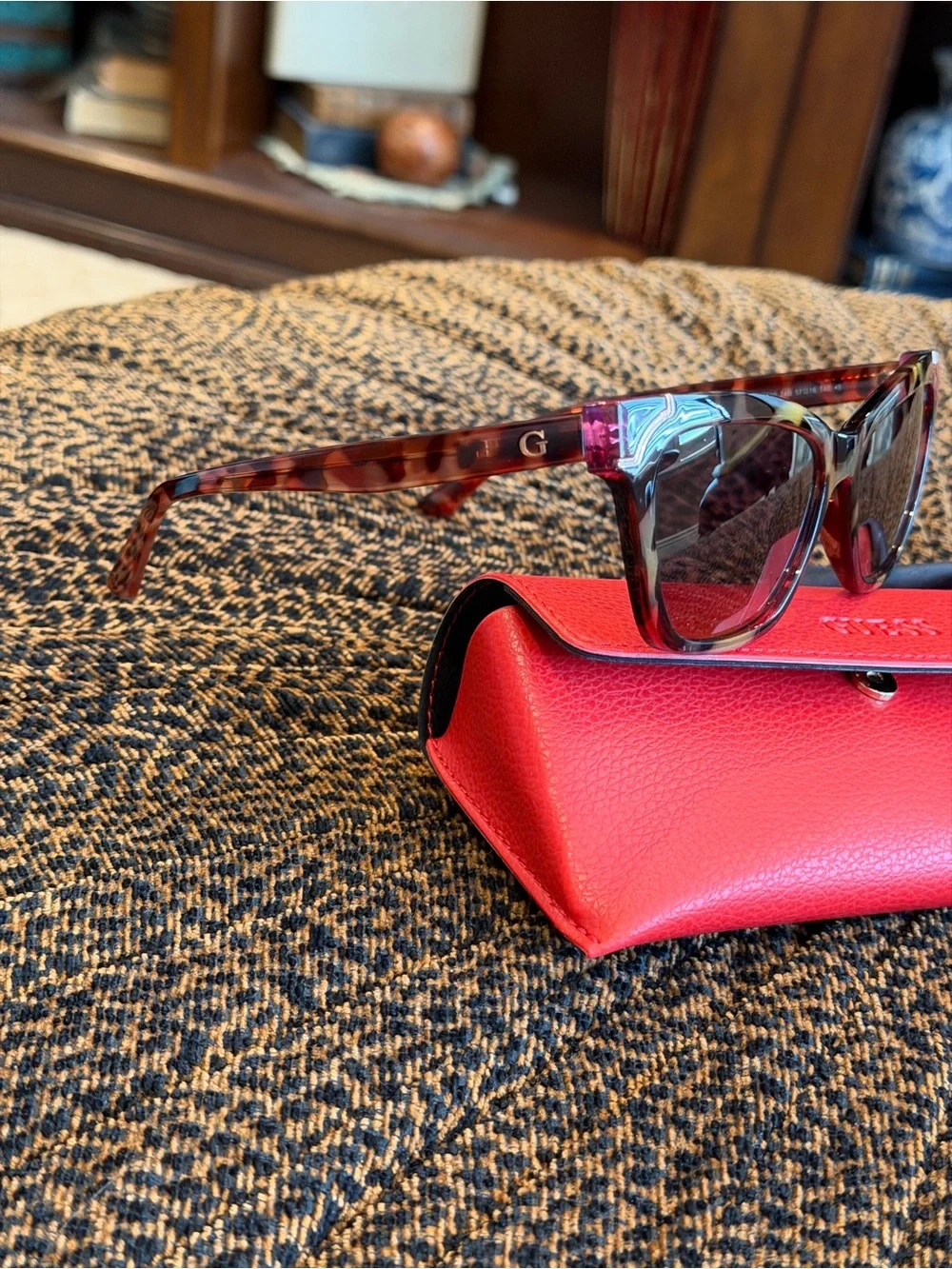 New with case and cloth Guess Tortoise and Pink Sunglasses